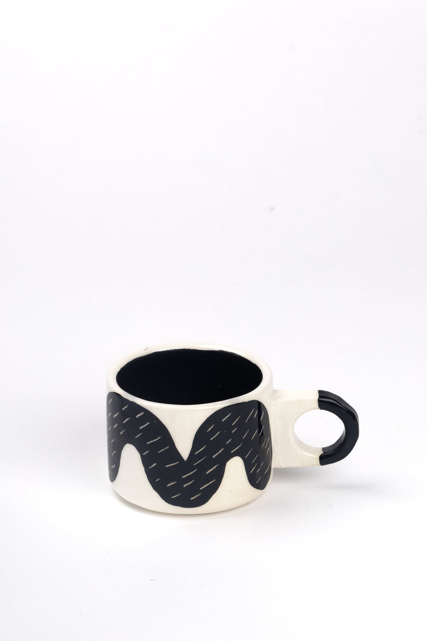 TASSE MIT HENKEL SCHWARZ WEISS CHUNKY MEDIUM