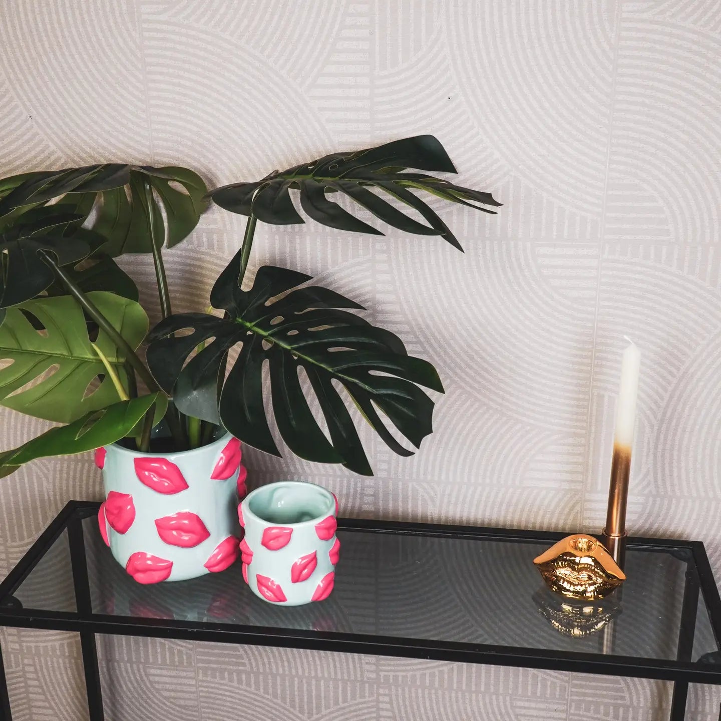 BLUMENTOPF LIPPEN KUSS